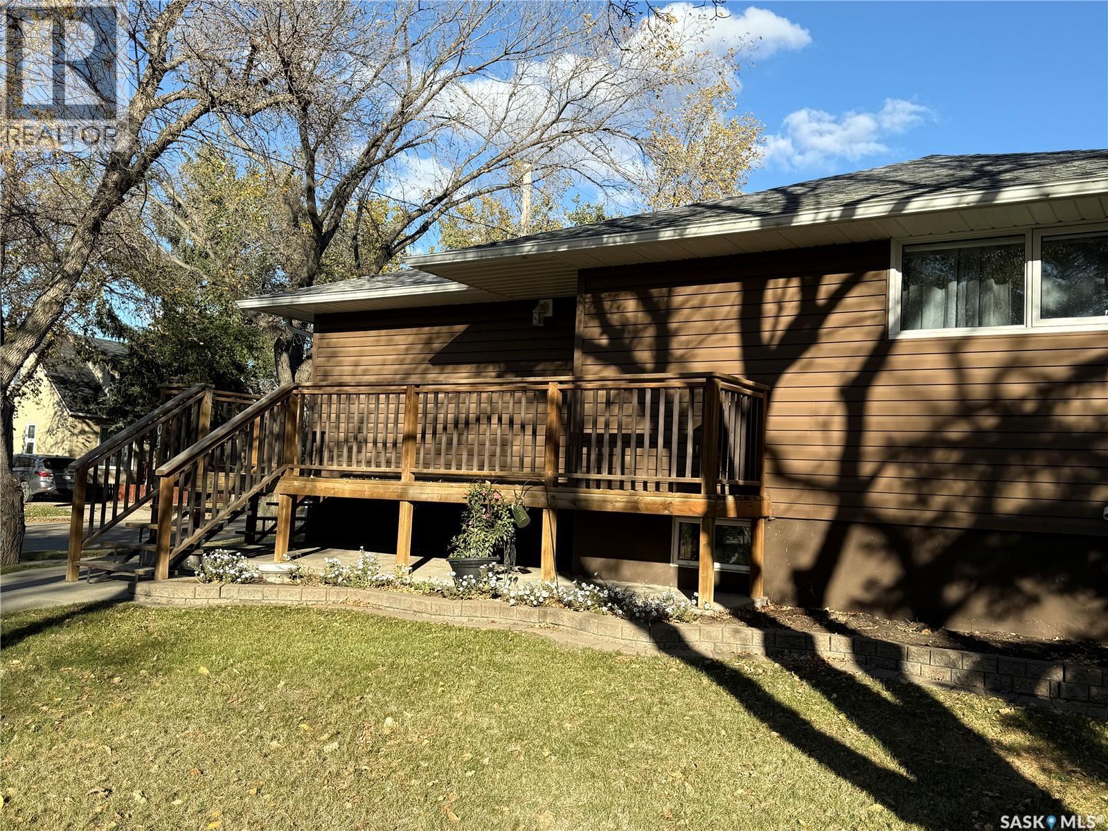 304 Government Road S, Weyburn, Saskatchewan  S4H 2A8 - Photo 3 - SK020177