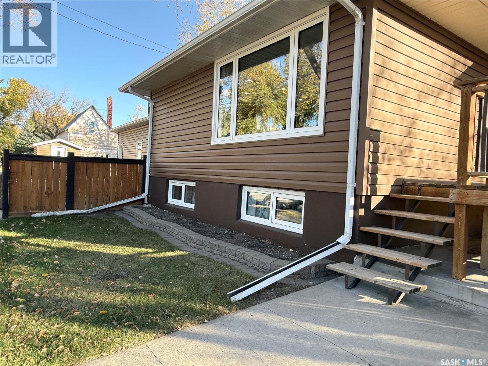 304 Government Road S, Weyburn, Saskatchewan  S4H 2A8 - Photo 4 - SK020177