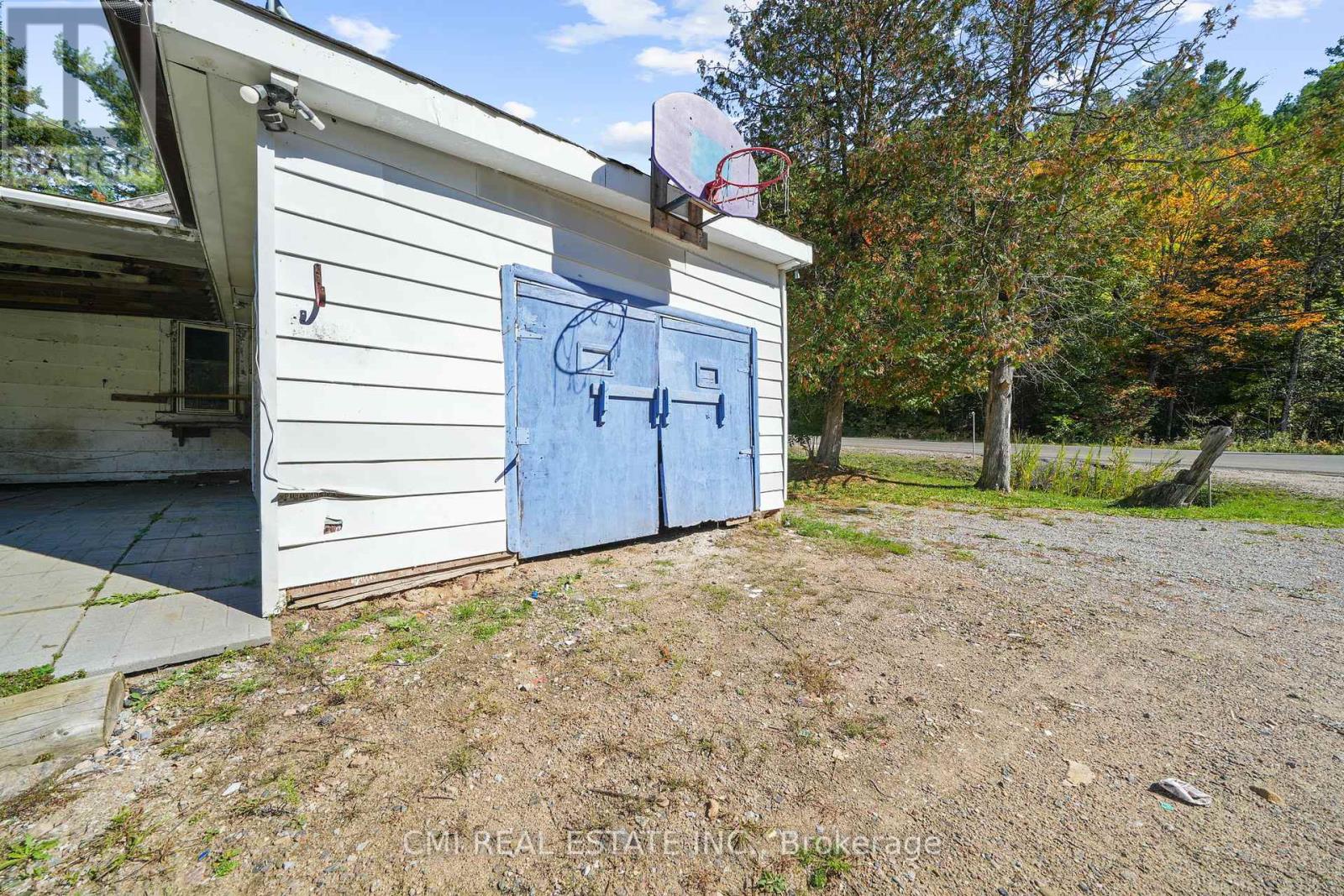 1093 South Lake Road, Minden Hills, Ontario  K0M 2K0 - Photo 4 - X12446722