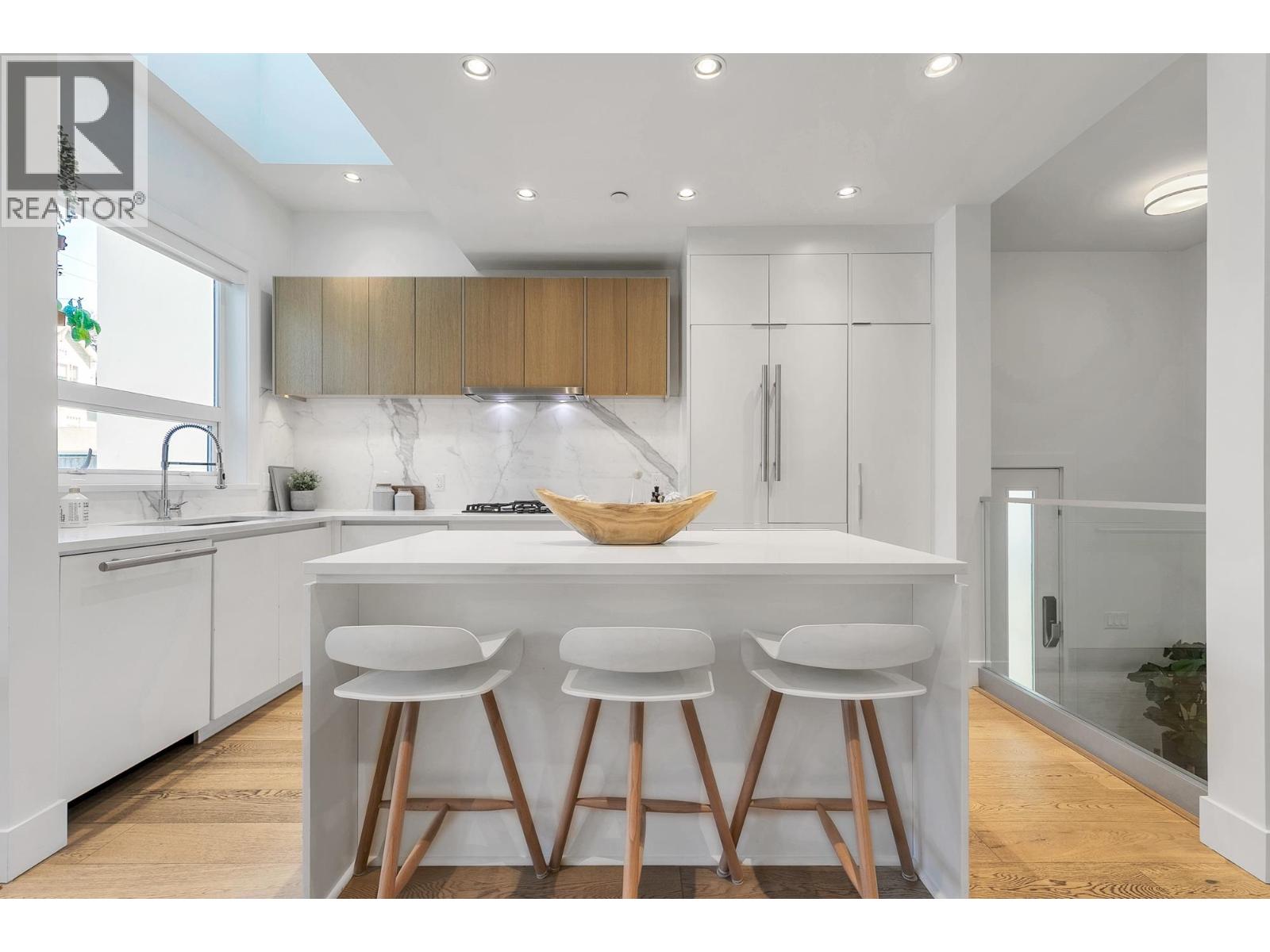 2431 W BROADWAY STREET, Vancouver, British Columbia