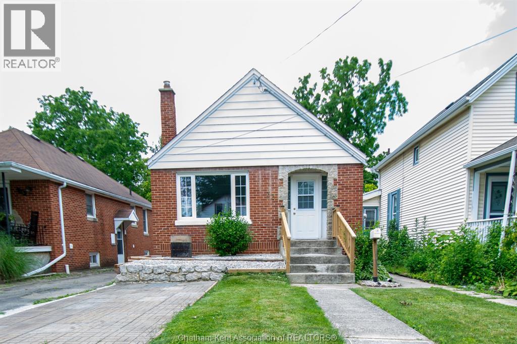 MLS# 25025372: 33 WILSON AVENUE, Chatham, Canada