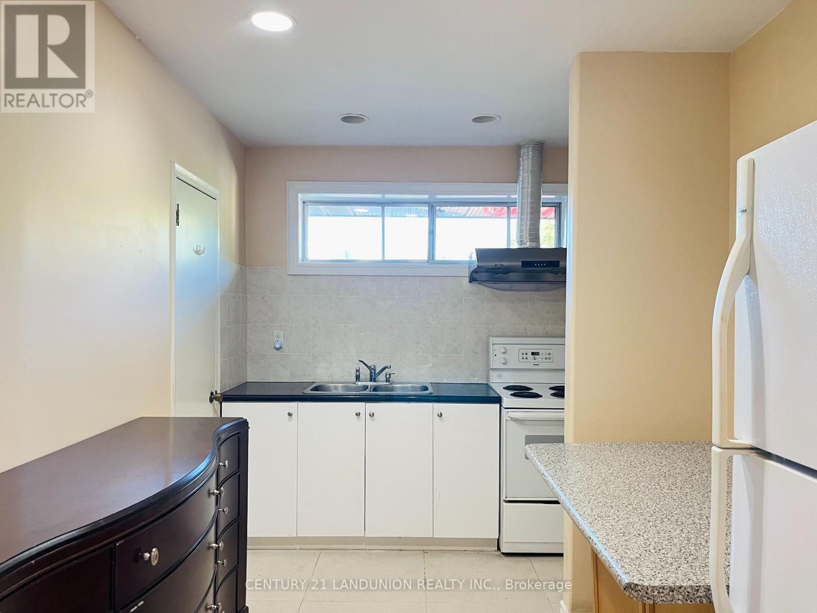 Unit 1 - 1 Caldy Court, Toronto, Ontario  M2L 2J5 - Photo 5 - C12446830