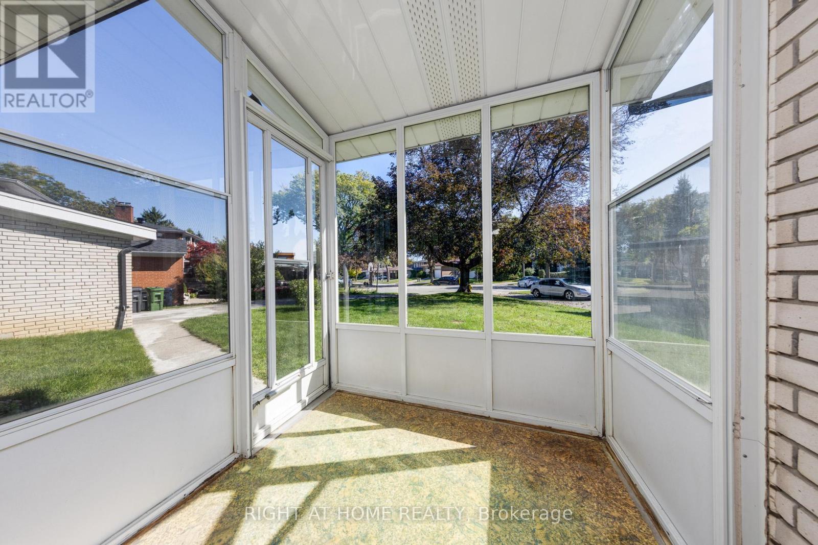 32 Donna Court, Toronto (Newtonbrook East), Ontario  M2M 2C8 - Photo 5 - C12446861
