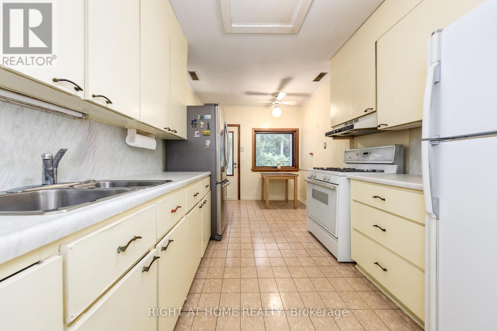 32 Donna Court, Toronto (Newtonbrook East), Ontario  M2M 2C8 - Photo 9 - C12446861