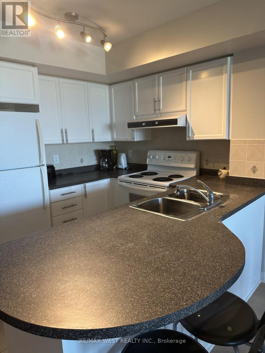 2015 - 17 Barberry Place, Toronto, Ontario  M2K 3E2 - Photo 2 - C12446873