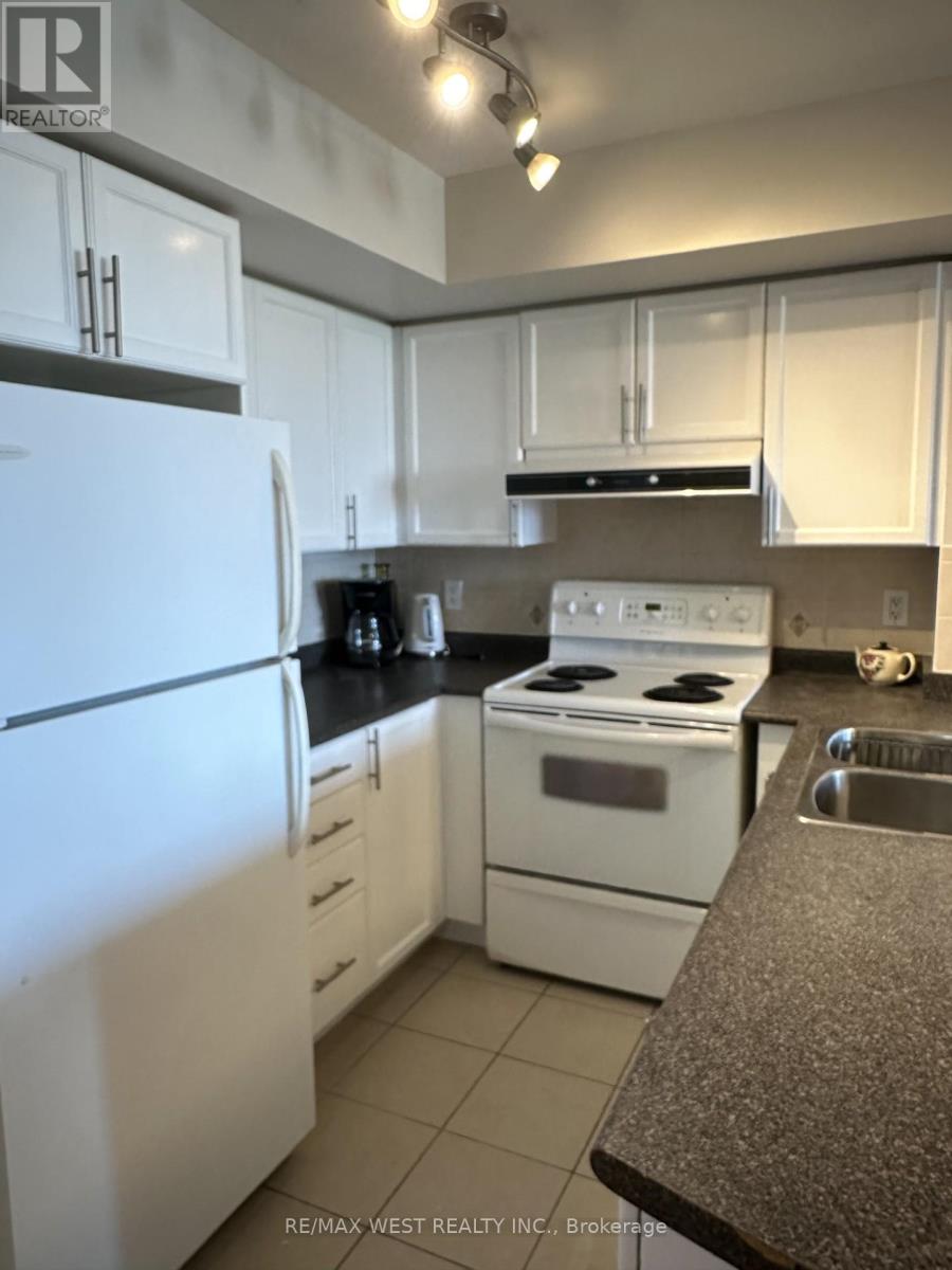 2015 - 17 Barberry Place, Toronto, Ontario  M2K 3E2 - Photo 3 - C12446873