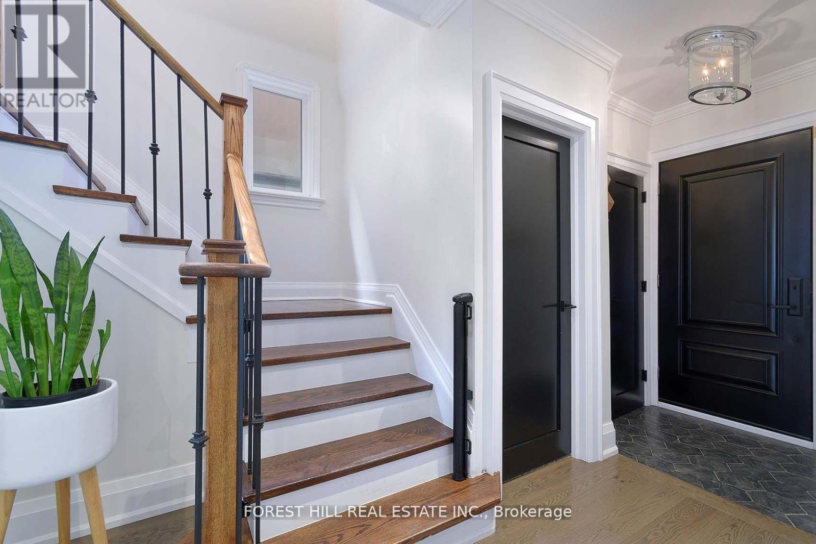 9 Peveril Hill S, Toronto, Ontario  M6C 3A7 - Photo 8 - C12446937