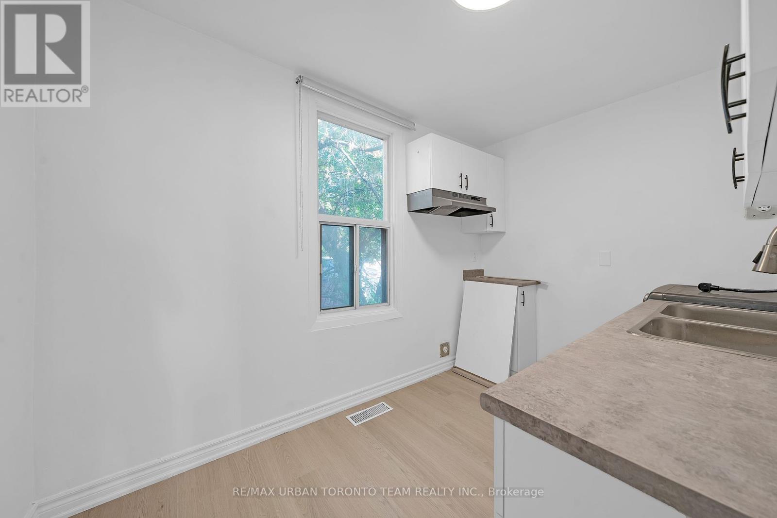 Upper - 880 Dundas Street E, Toronto, Ontario  M4M 1R3 - Photo 10 - E12446794
