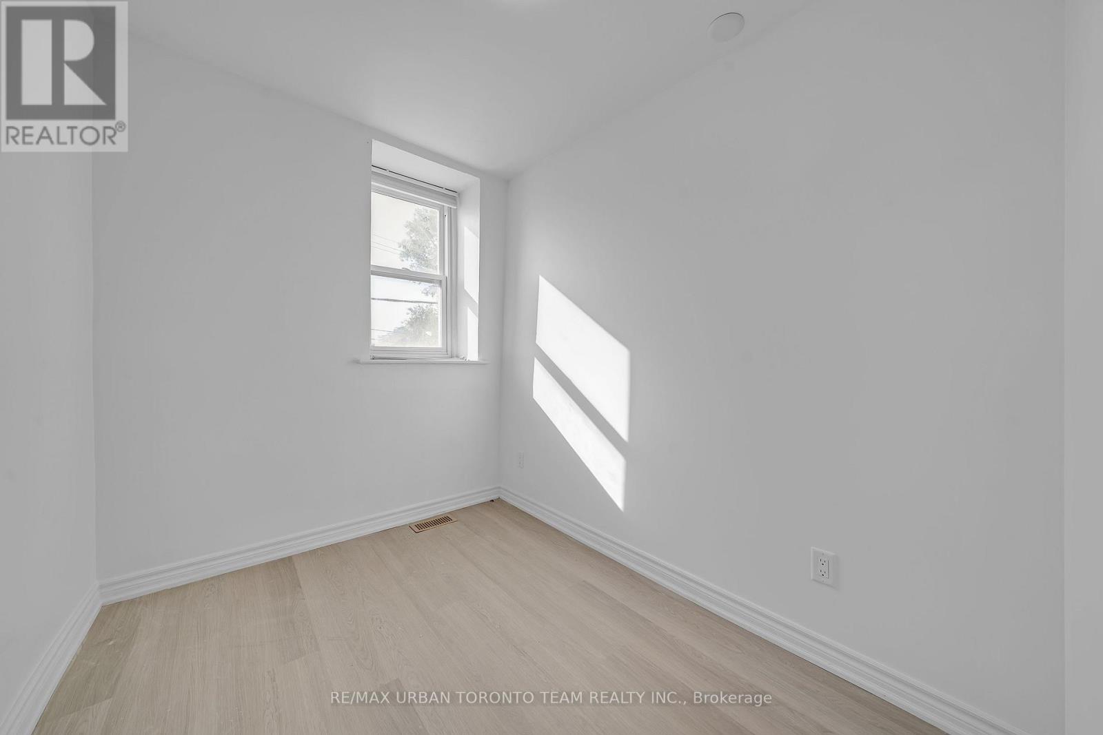 Upper - 880 Dundas Street E, Toronto, Ontario  M4M 1R3 - Photo 11 - E12446794