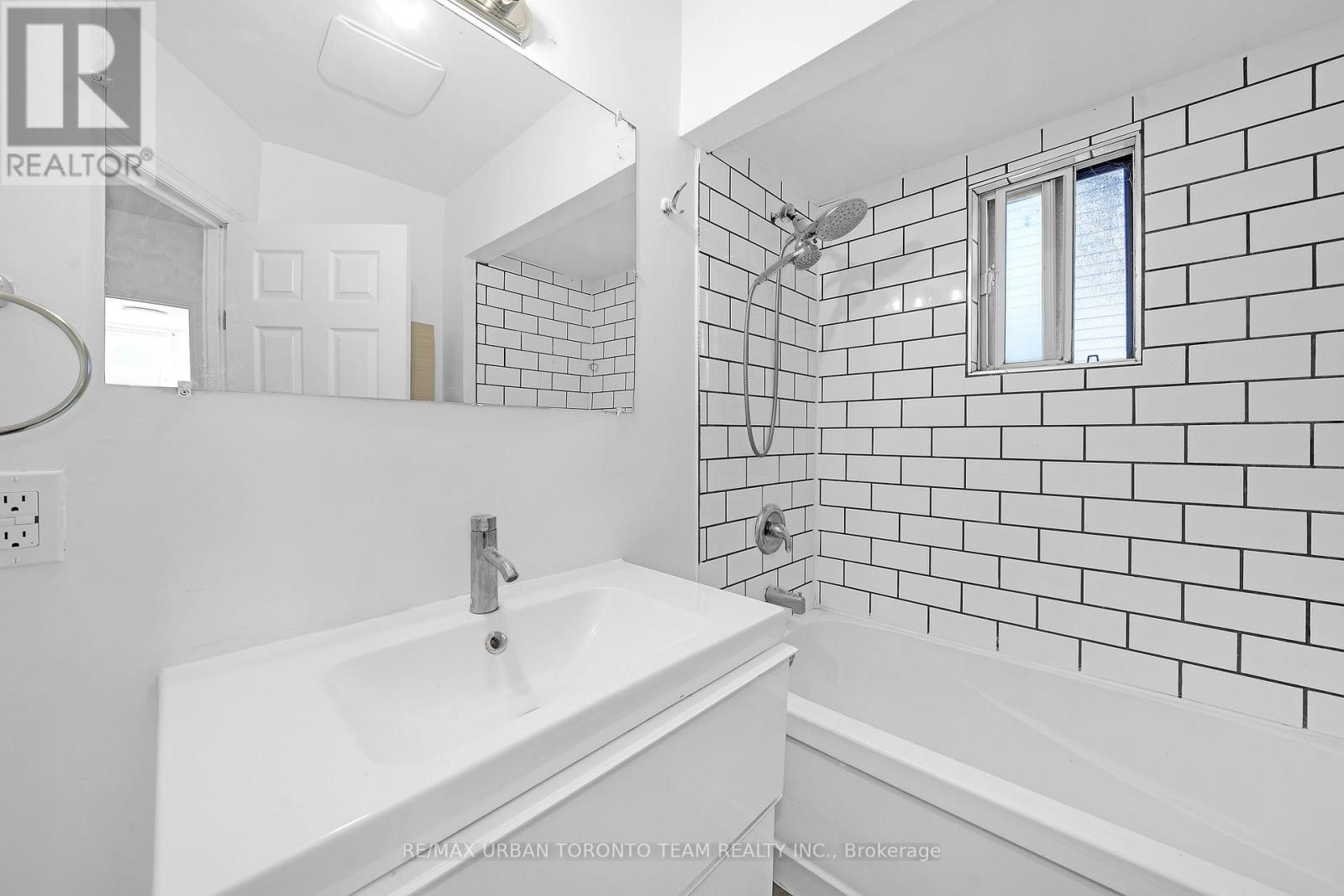 Upper - 880 Dundas Street E, Toronto, Ontario  M4M 1R3 - Photo 13 - E12446794