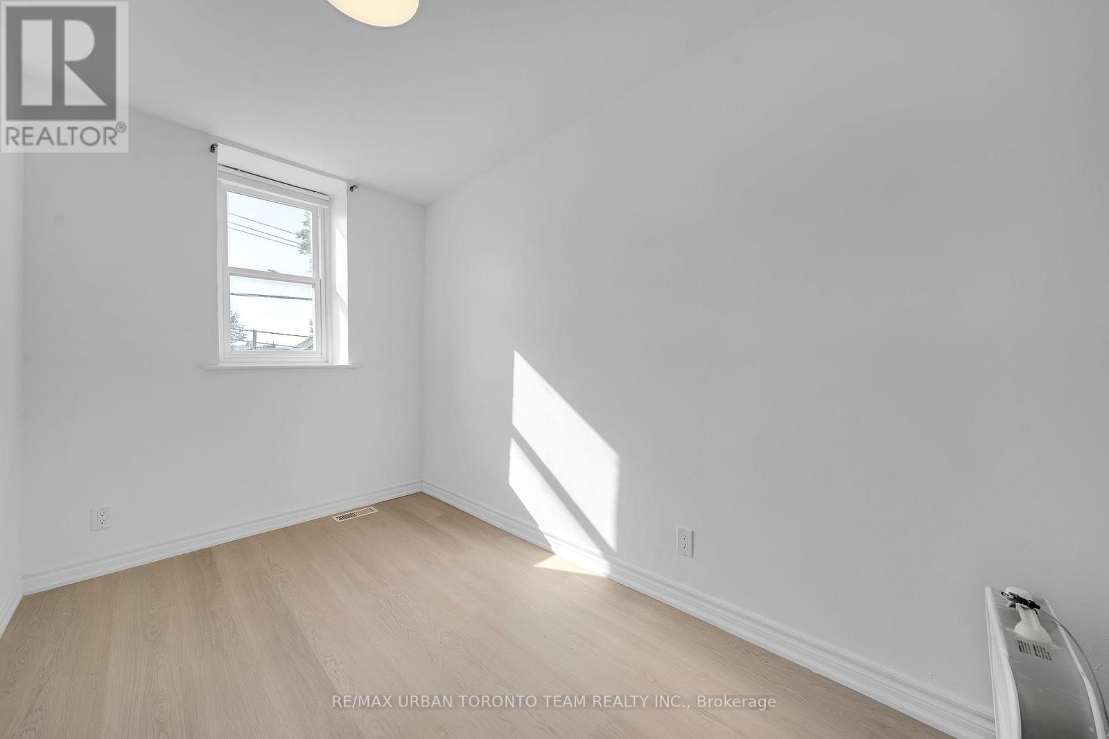 Upper - 880 Dundas Street E, Toronto, Ontario  M4M 1R3 - Photo 14 - E12446794
