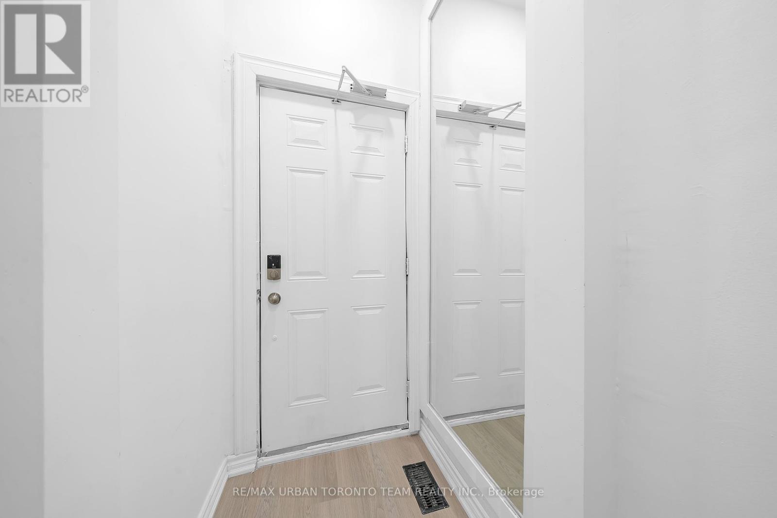Upper - 880 Dundas Street E, Toronto, Ontario  M4M 1R3 - Photo 2 - E12446794