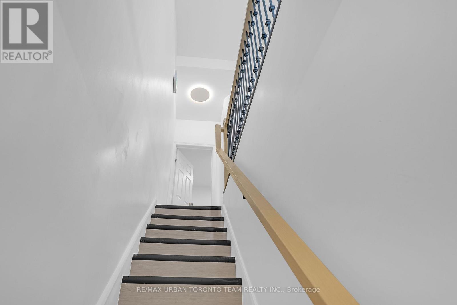 Upper - 880 Dundas Street E, Toronto, Ontario  M4M 1R3 - Photo 4 - E12446794