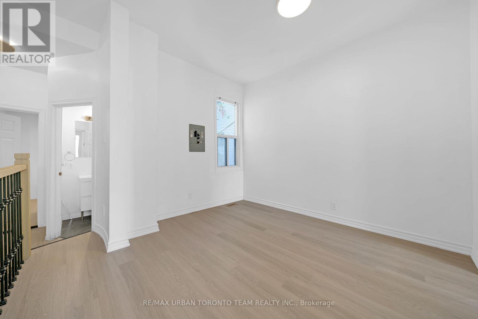 Upper - 880 Dundas Street E, Toronto, Ontario  M4M 1R3 - Photo 5 - E12446794