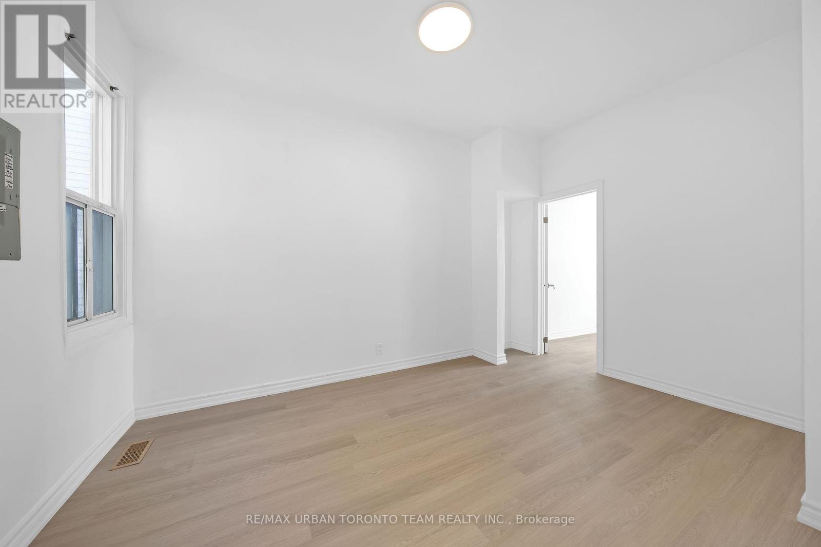 Upper - 880 Dundas Street E, Toronto, Ontario  M4M 1R3 - Photo 6 - E12446794