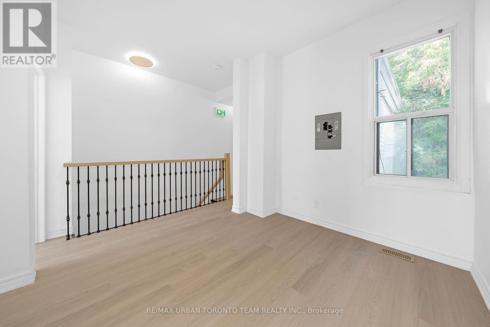 Upper - 880 Dundas Street E, Toronto, Ontario  M4M 1R3 - Photo 7 - E12446794