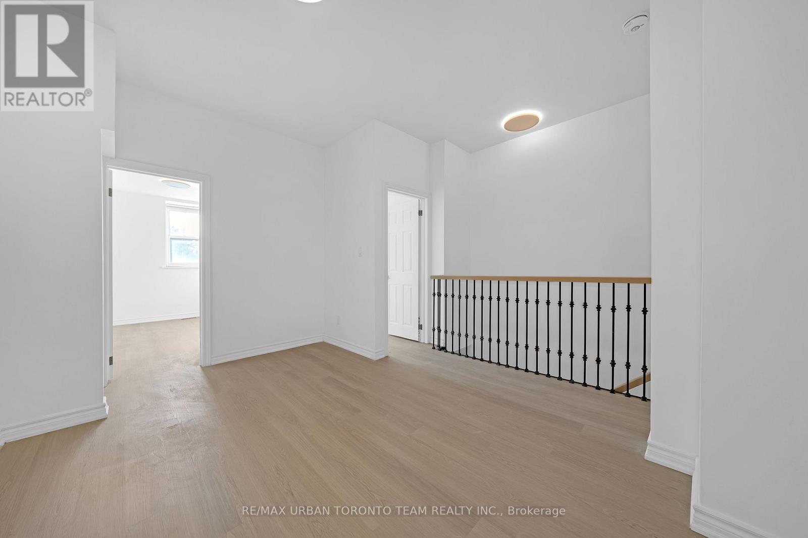 Upper - 880 Dundas Street E, Toronto, Ontario  M4M 1R3 - Photo 8 - E12446794