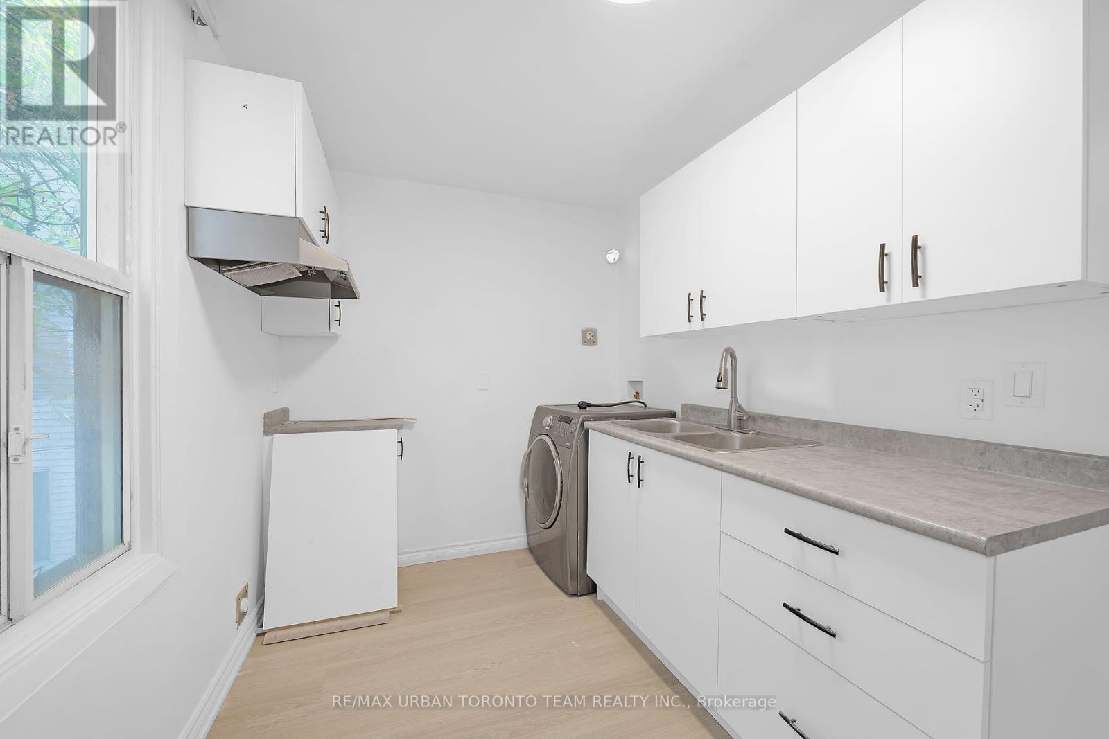 Upper - 880 Dundas Street E, Toronto, Ontario  M4M 1R3 - Photo 9 - E12446794