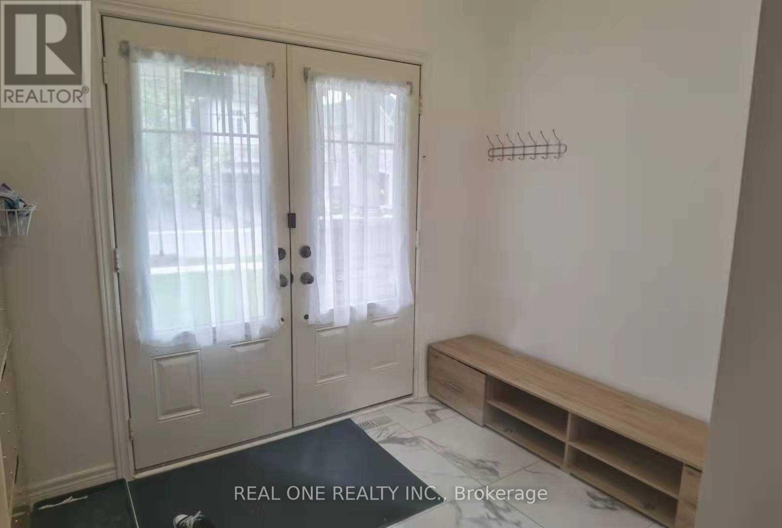 24 Foxberry Road, East Gwillimbury, Ontario  L9N 0P6 - Photo 2 - N12446790