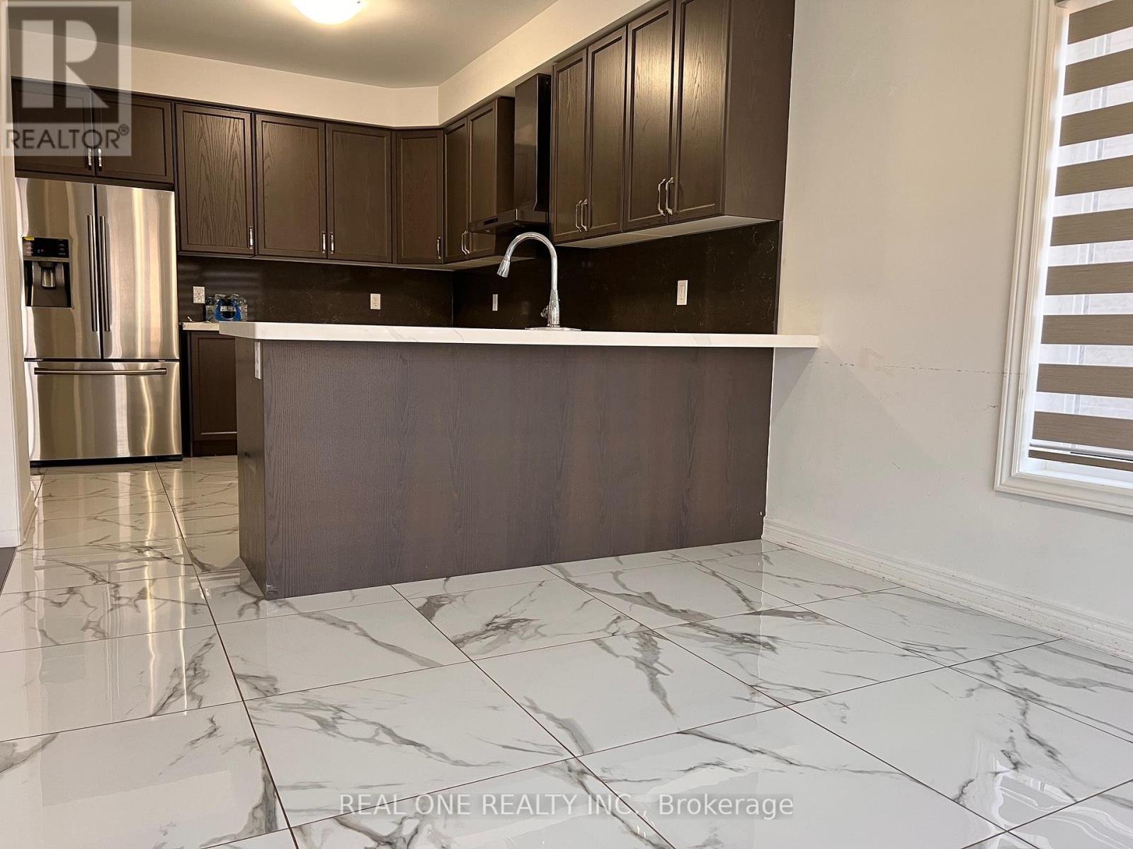 24 Foxberry Road, East Gwillimbury, Ontario  L9N 0P6 - Photo 5 - N12446790