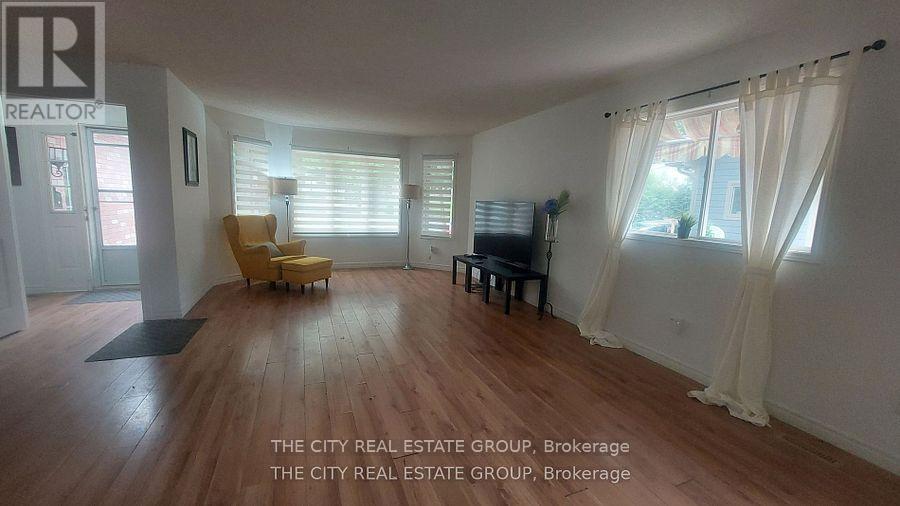 Main Floor - 22 Pineway Avenue, Georgina, Ontario  L4P 3V9 - Photo 8 - N12446882