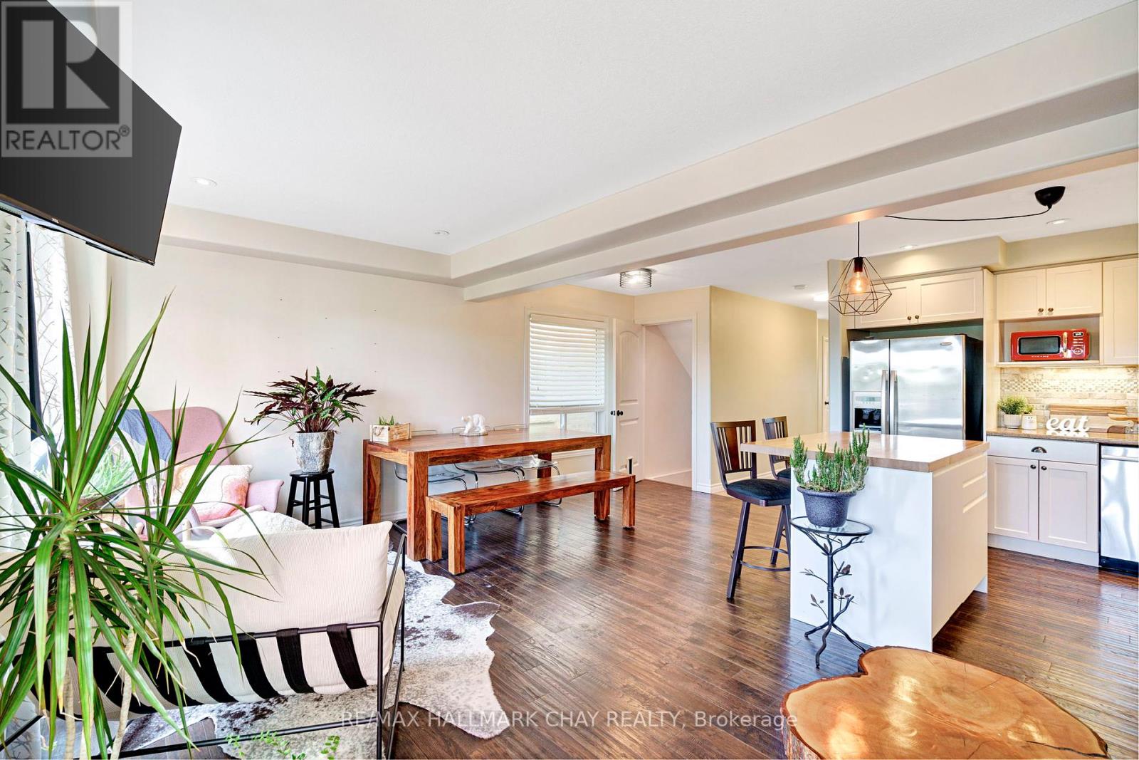 35 Banting Crescent, Essa, Ontario  L3W 0P7 - Photo 13 - N12446928