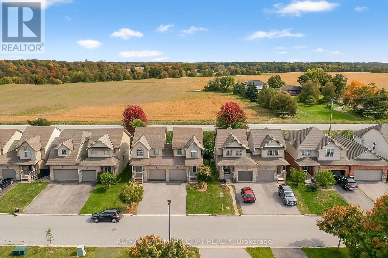 35 Banting Crescent, Essa, Ontario  L3W 0P7 - Photo 2 - N12446928