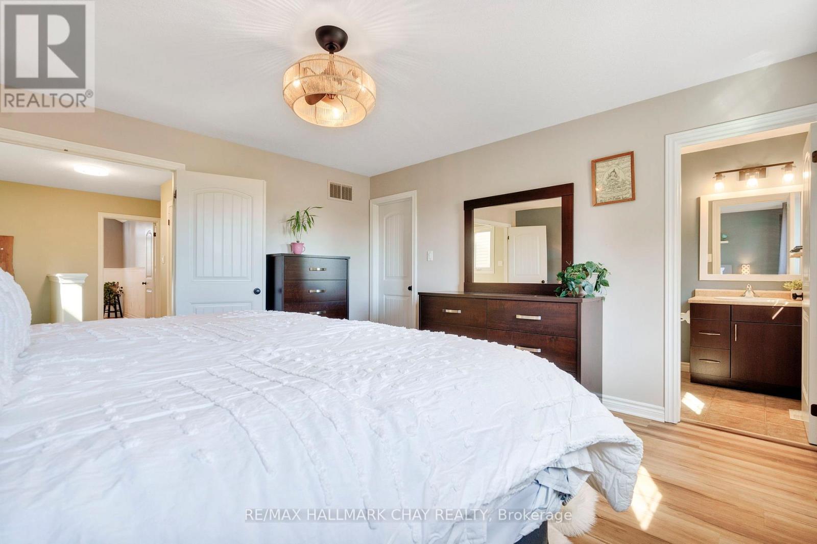 35 Banting Crescent, Essa, Ontario  L3W 0P7 - Photo 21 - N12446928