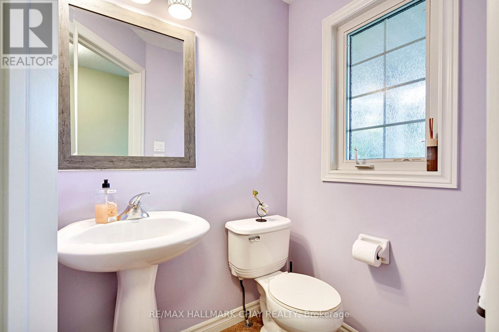 35 Banting Crescent, Essa, Ontario  L3W 0P7 - Photo 6 - N12446928