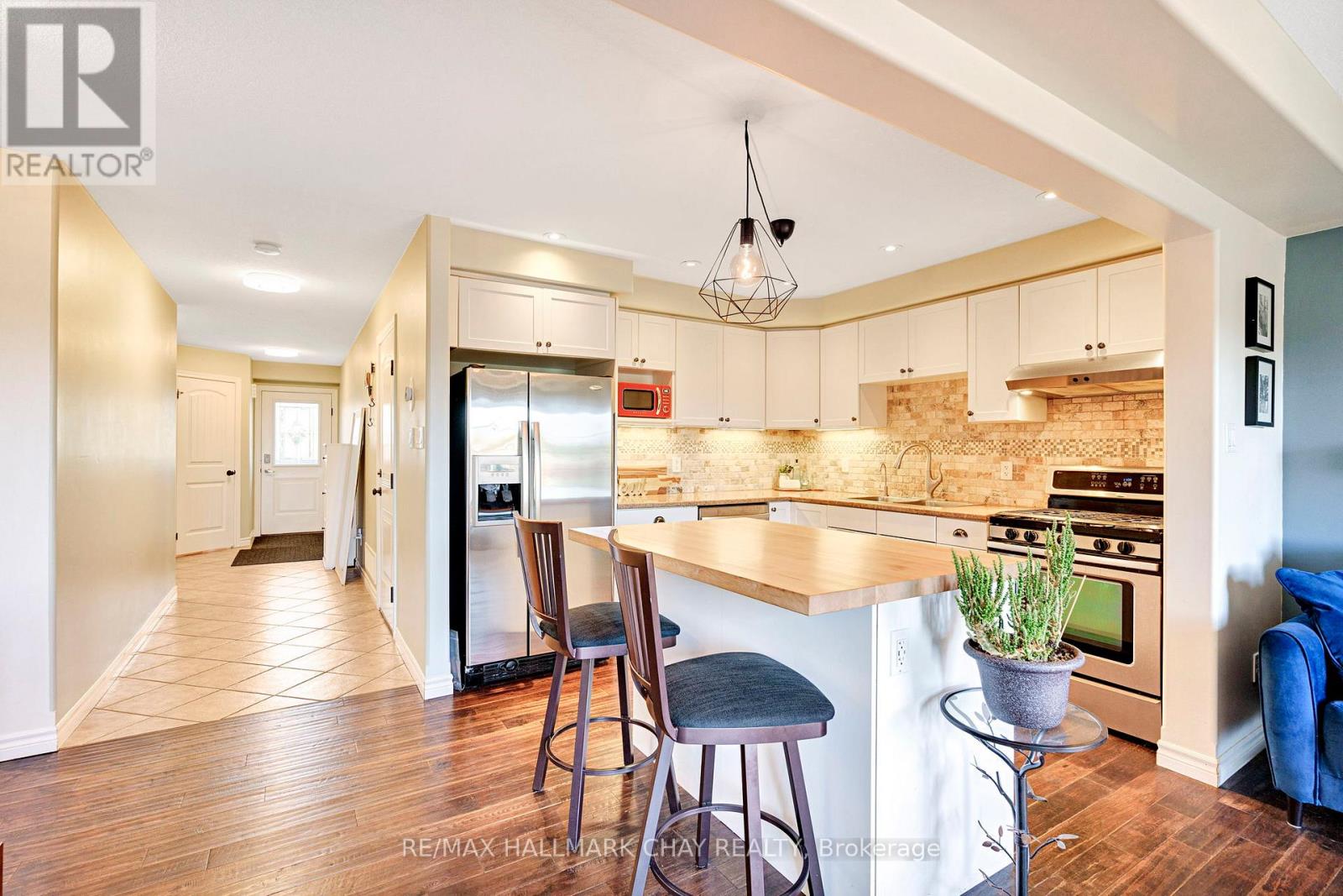 35 Banting Crescent, Essa, Ontario  L3W 0P7 - Photo 7 - N12446928