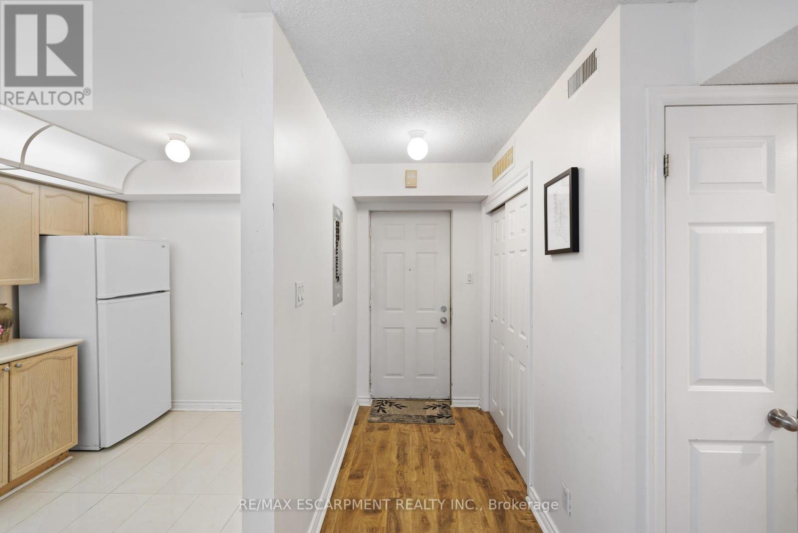 8 - 20 Mulligan Lane, Wasaga Beach, Ontario  L9Z 1C4 - Photo 3 - S12446819