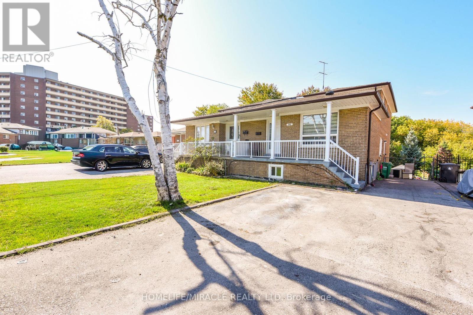 3442 Laddie Crescent, Mississauga, Ontario  L4T 1N1 - Photo 2 - W12446845