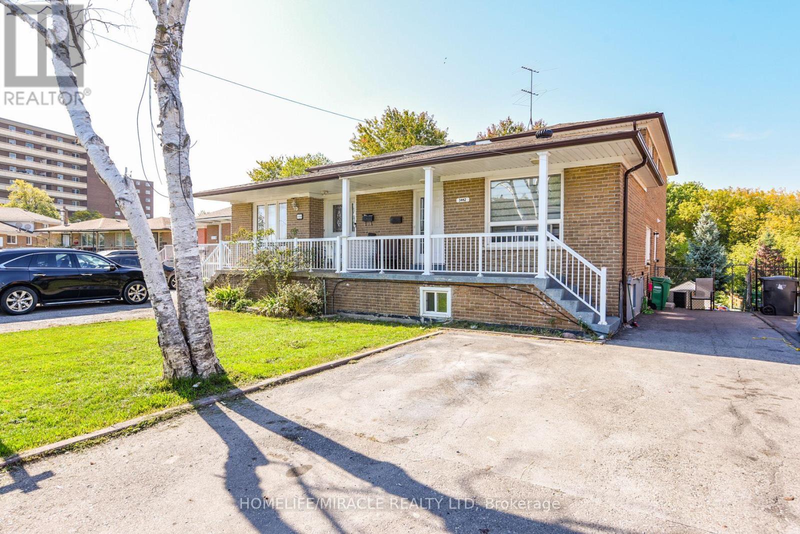 3442 Laddie Crescent, Mississauga, Ontario  L4T 1N1 - Photo 3 - W12446845