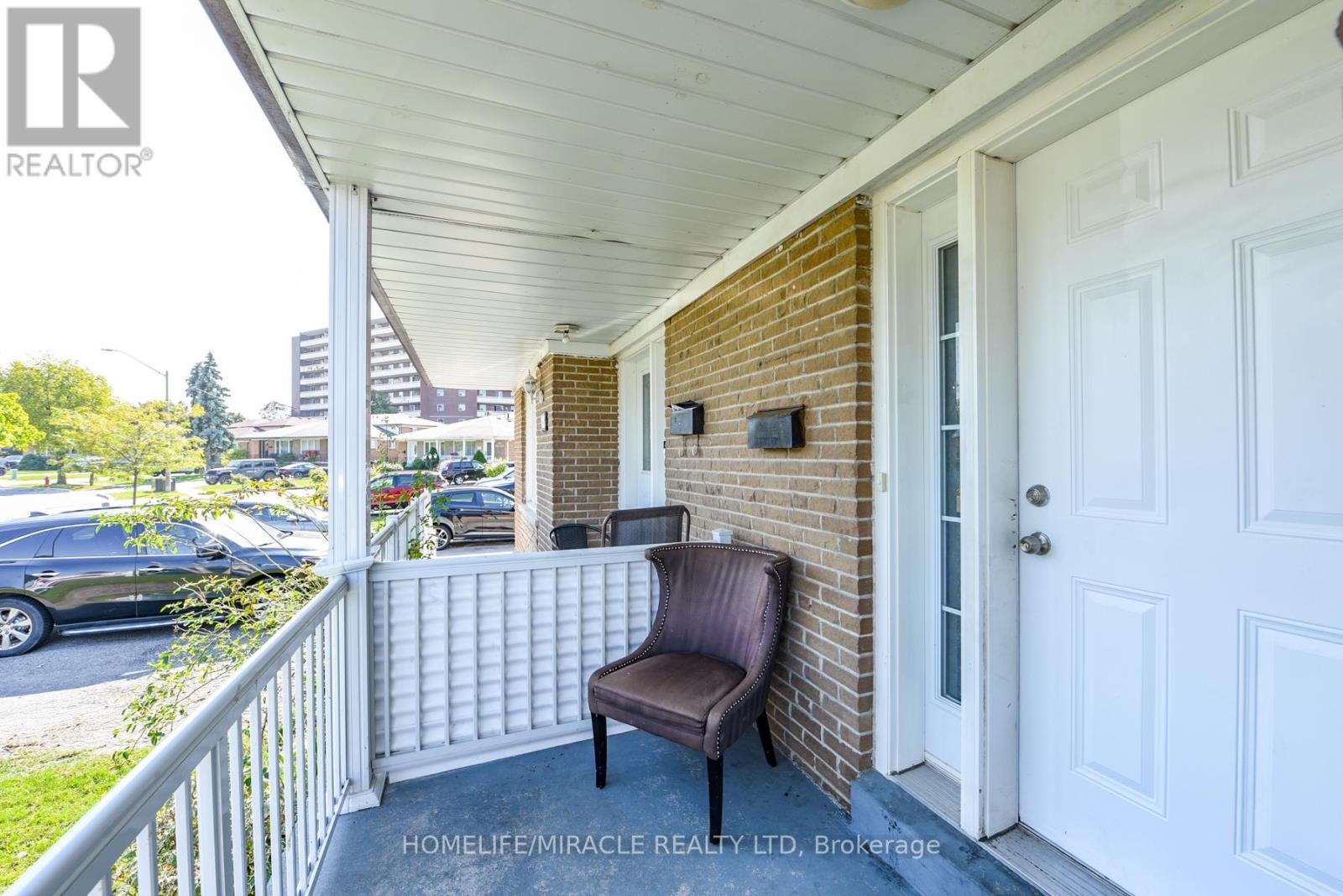 3442 Laddie Crescent, Mississauga, Ontario  L4T 1N1 - Photo 5 - W12446845