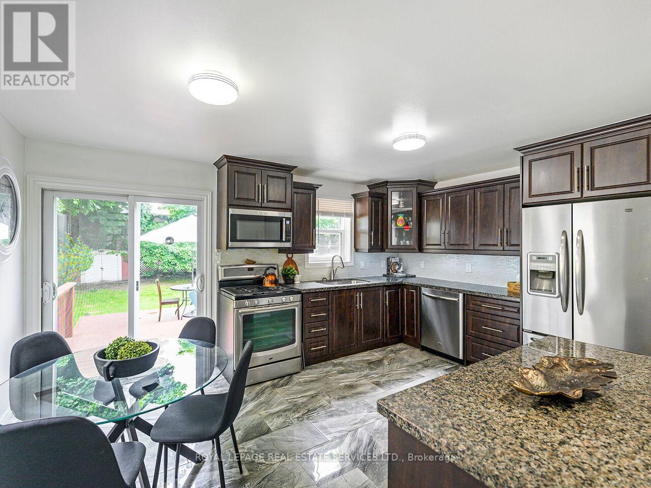 135 Bernice Crescent, Toronto (Rockcliffe-Smythe), Ontario  M6N 1X3 - Photo 10 - W12446933