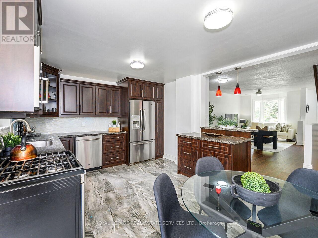 135 Bernice Crescent, Toronto (Rockcliffe-Smythe), Ontario  M6N 1X3 - Photo 11 - W12446933