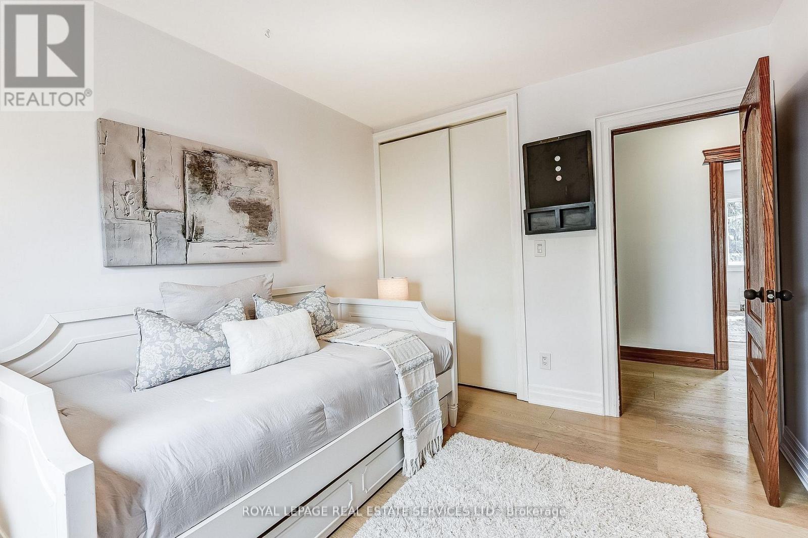 16 Larkin Avenue, Toronto, Ontario  M6S 1L8 - Photo 24 - W12446936