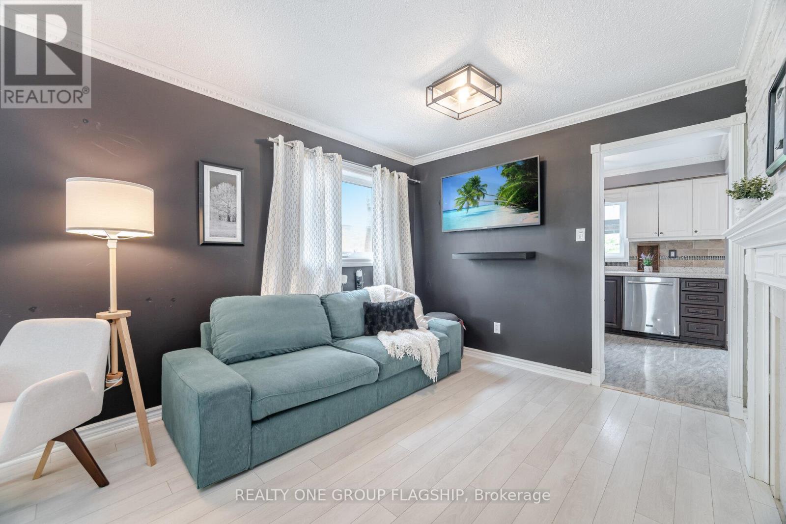 7267 Windbreak Court, Mississauga (Meadowvale), Ontario  L5N 6K6 - Photo 12 - W12446966