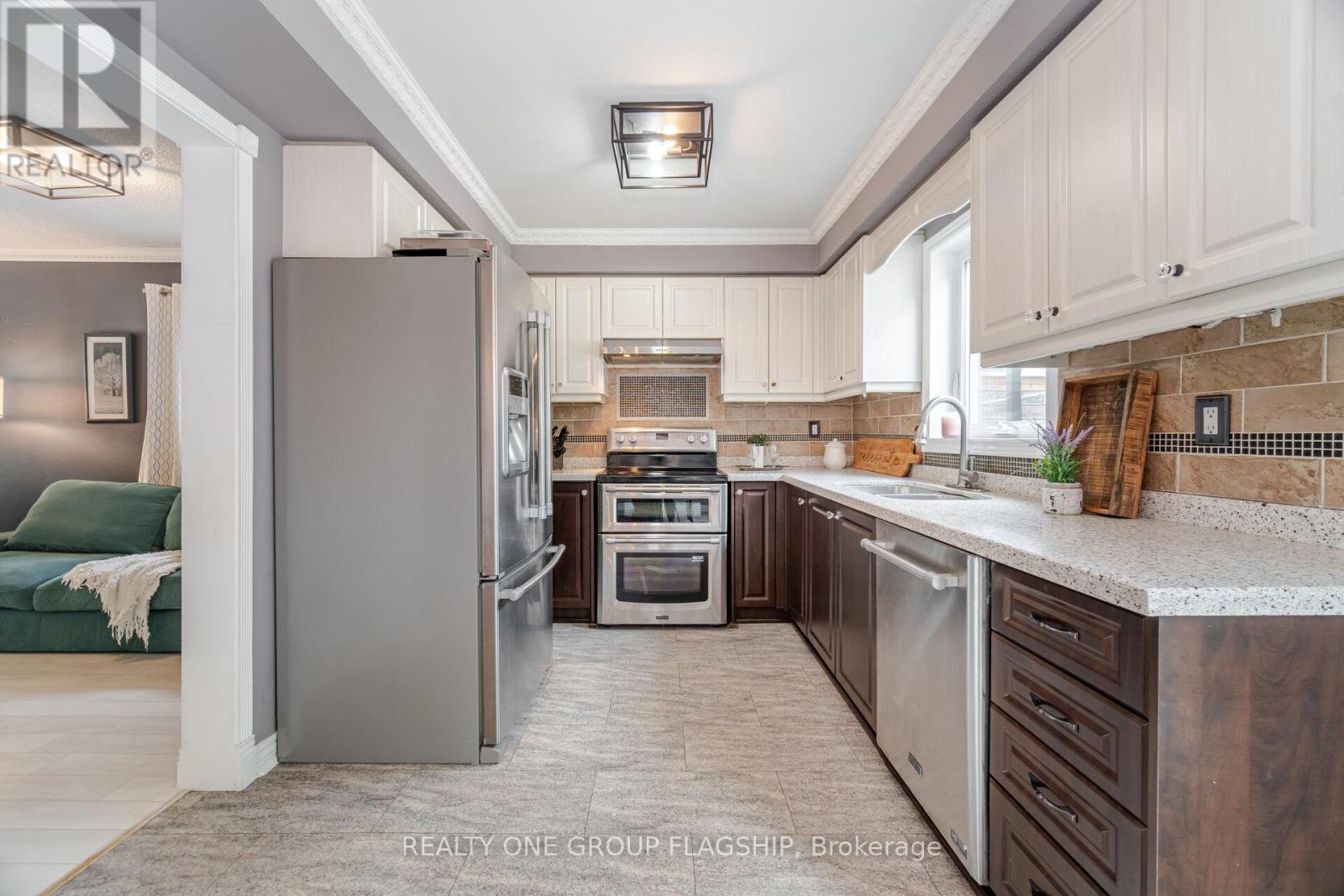 7267 Windbreak Court, Mississauga (Meadowvale), Ontario  L5N 6K6 - Photo 14 - W12446966