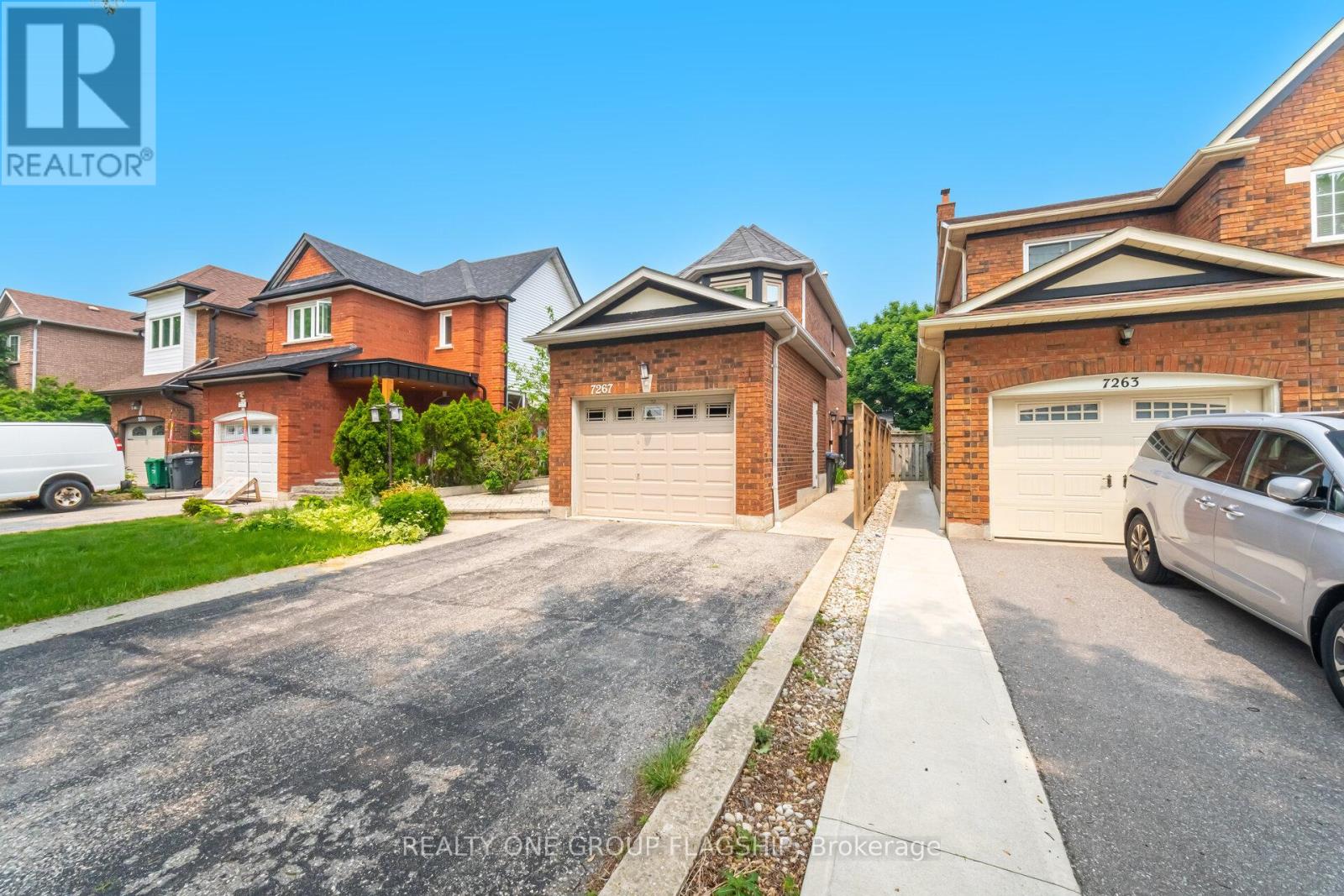 7267 Windbreak Court, Mississauga (Meadowvale), Ontario  L5N 6K6 - Photo 3 - W12446966