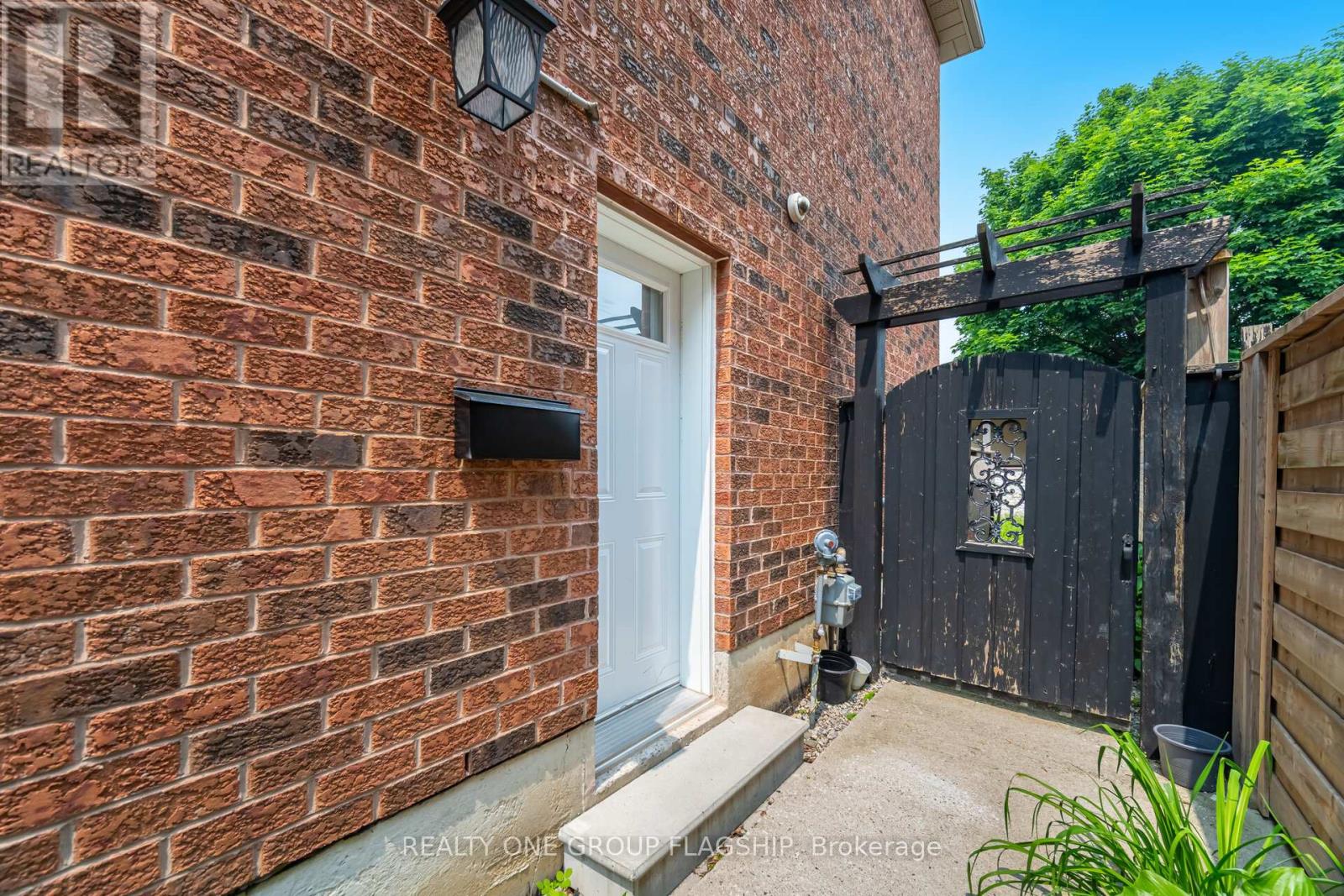 7267 Windbreak Court, Mississauga (Meadowvale), Ontario  L5N 6K6 - Photo 35 - W12446966