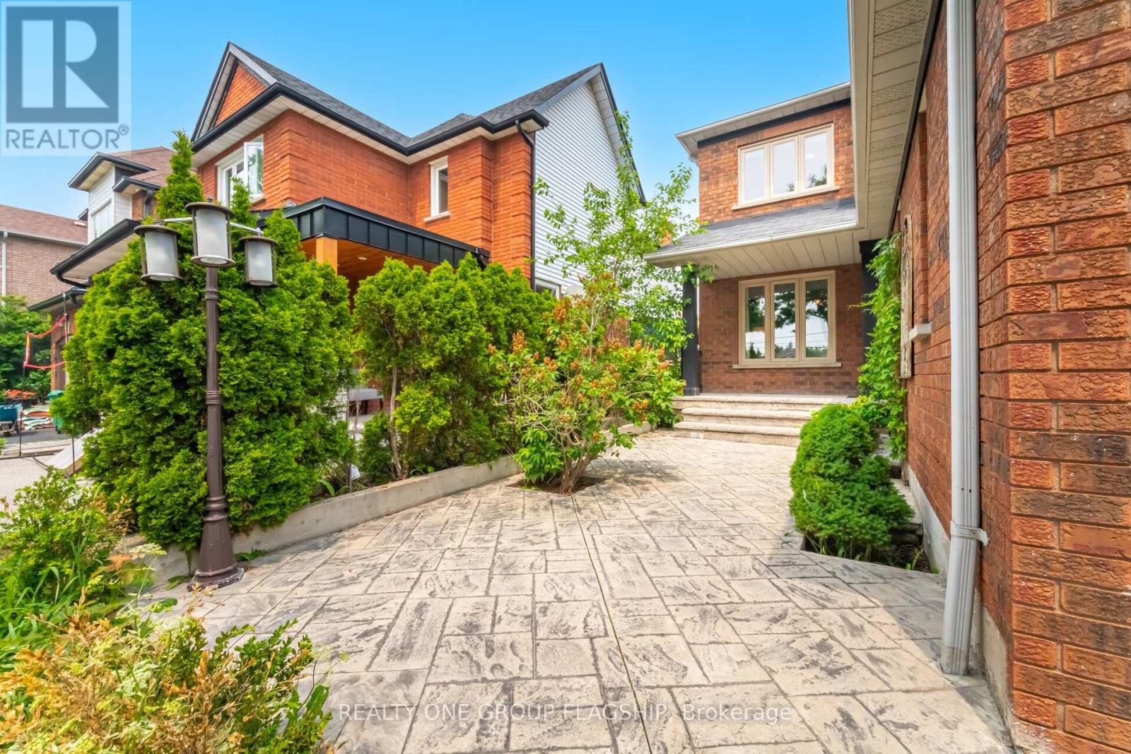 7267 Windbreak Court, Mississauga (Meadowvale), Ontario  L5N 6K6 - Photo 5 - W12446966