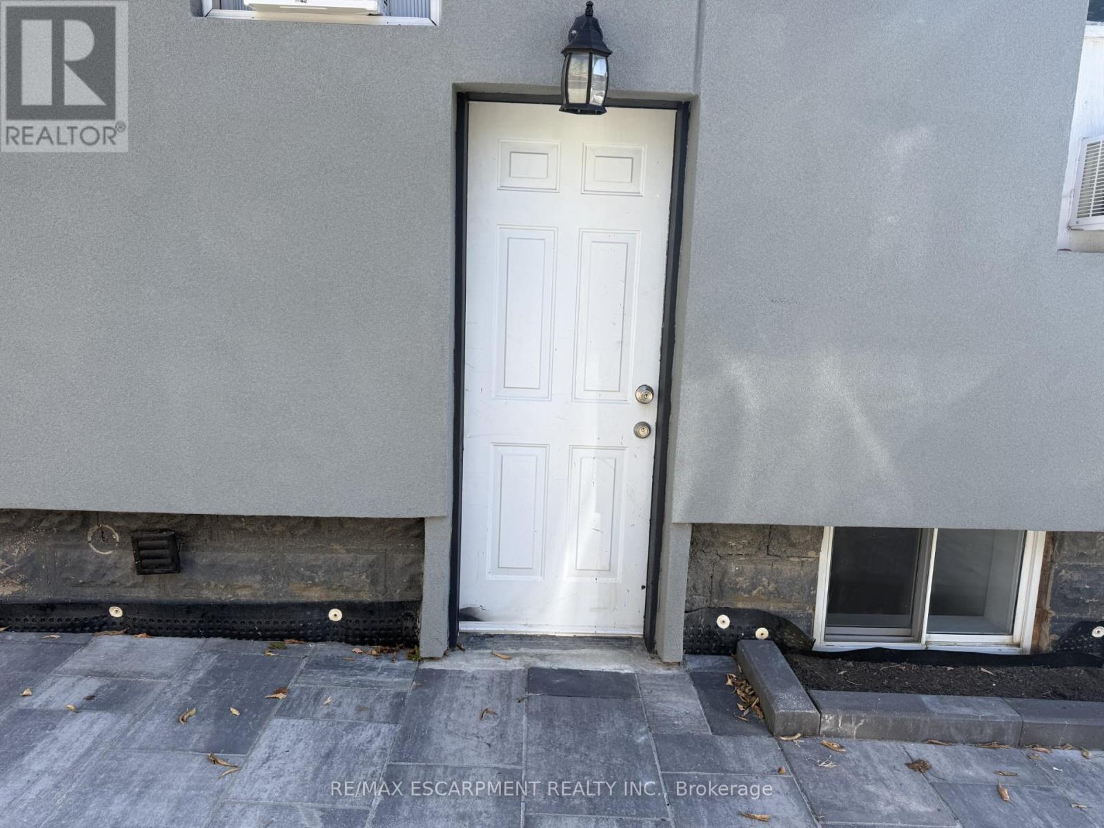 Lower - 34 Welland Street, Welland, Ontario  L8M 3B8 - Photo 2 - X12446796