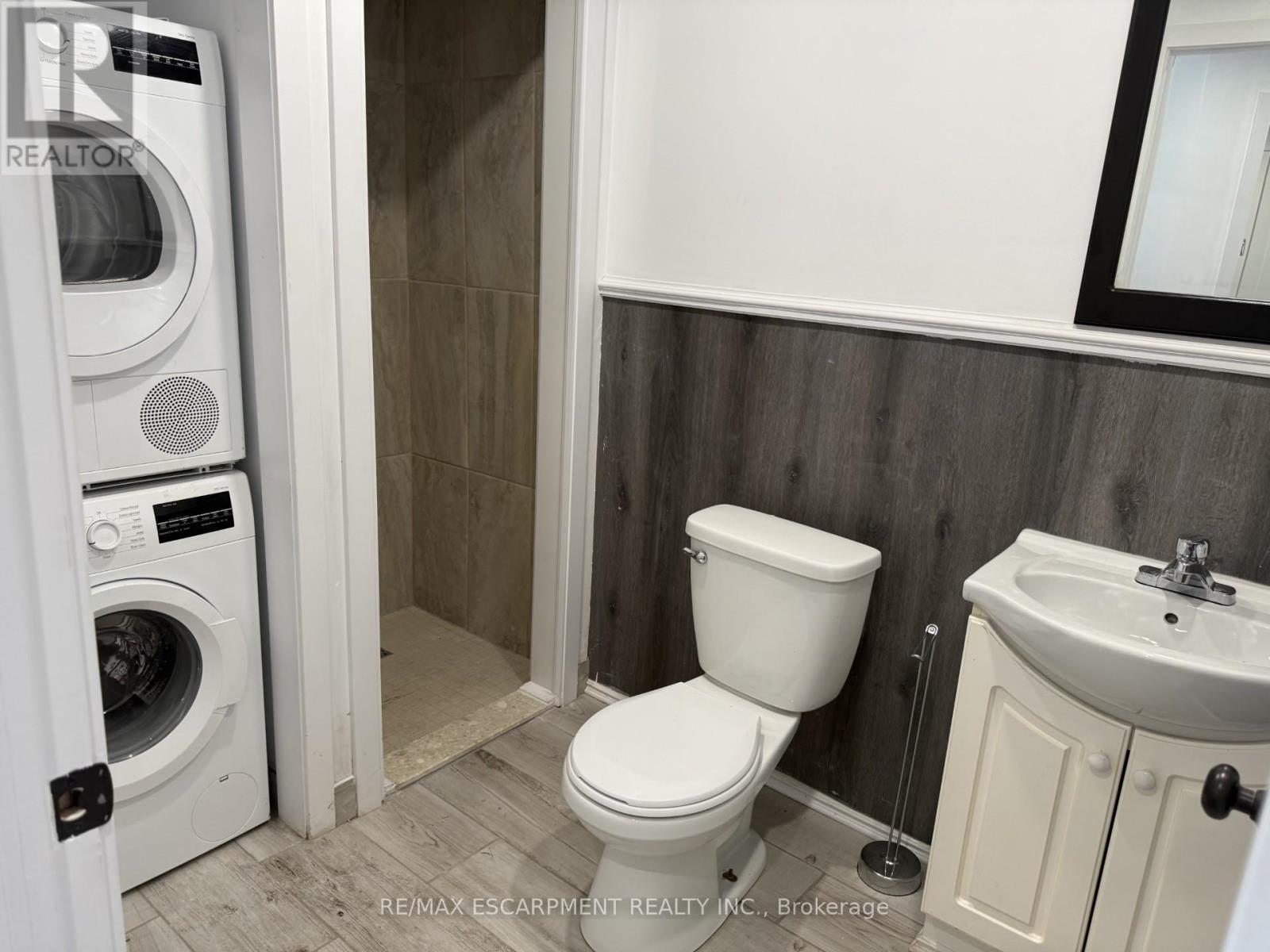 Lower - 34 Welland Street, Welland, Ontario  L8M 3B8 - Photo 8 - X12446796