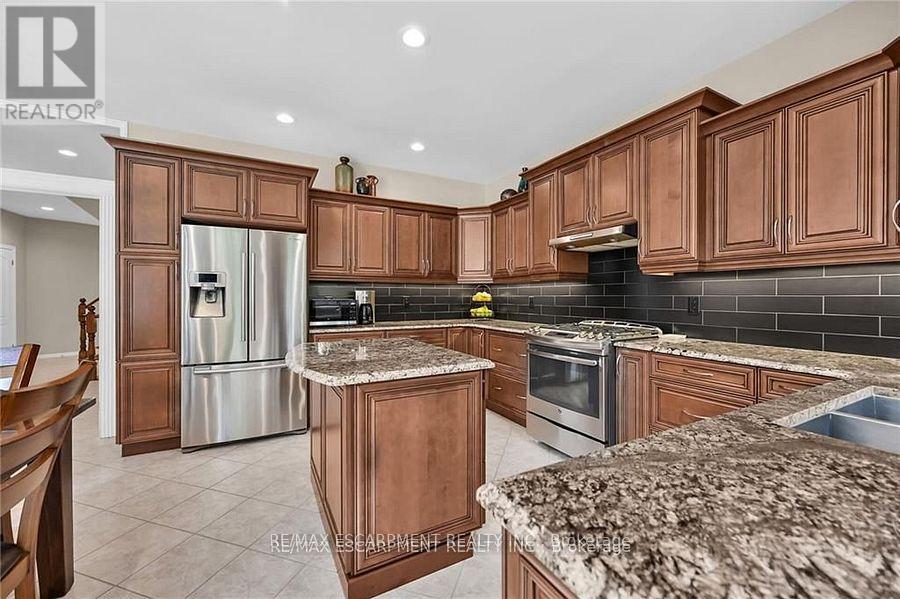 15 Pelham Drive, Hamilton (Meadowlands), Ontario  L9K 1L4 - Photo 10 - X12446850