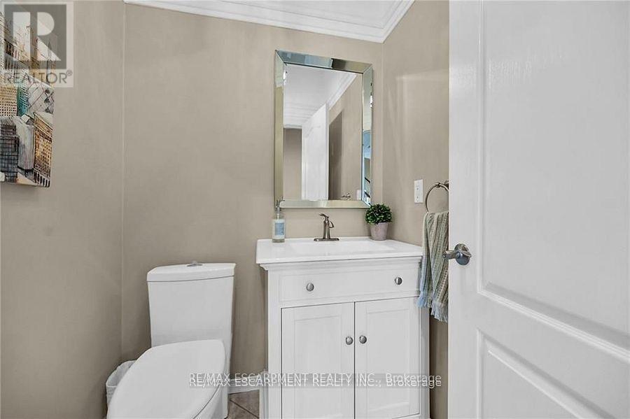 15 Pelham Drive, Hamilton (Meadowlands), Ontario  L9K 1L4 - Photo 19 - X12446850