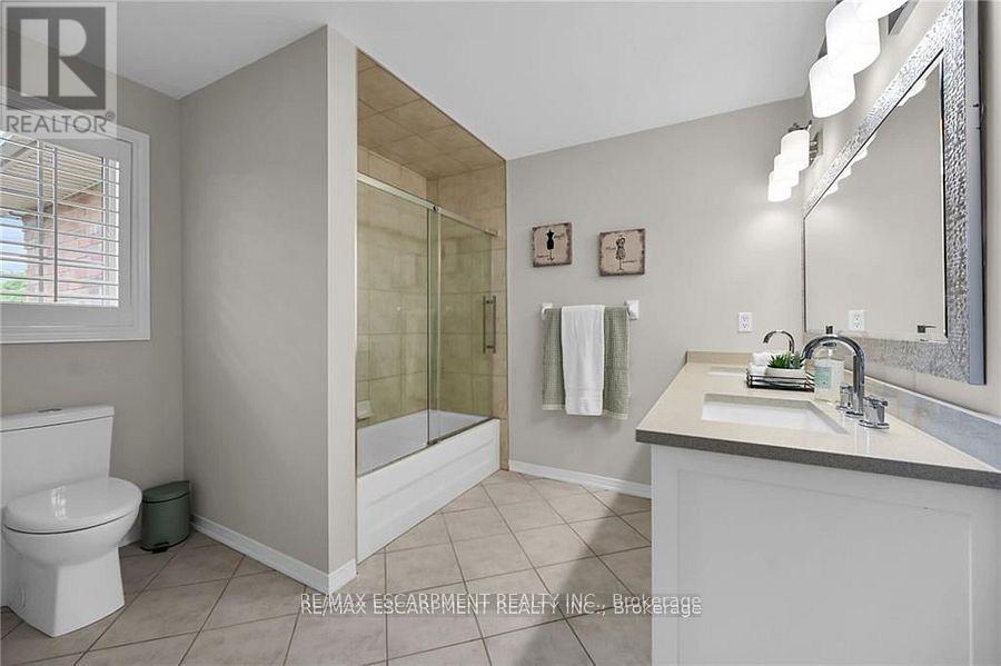 15 Pelham Drive, Hamilton (Meadowlands), Ontario  L9K 1L4 - Photo 27 - X12446850