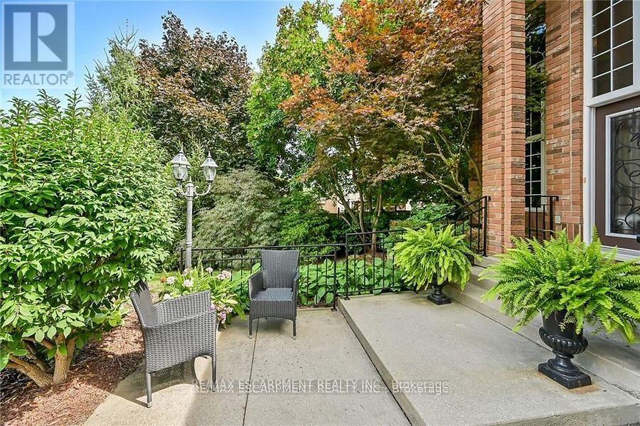 15 Pelham Drive, Hamilton (Meadowlands), Ontario  L9K 1L4 - Photo 3 - X12446850