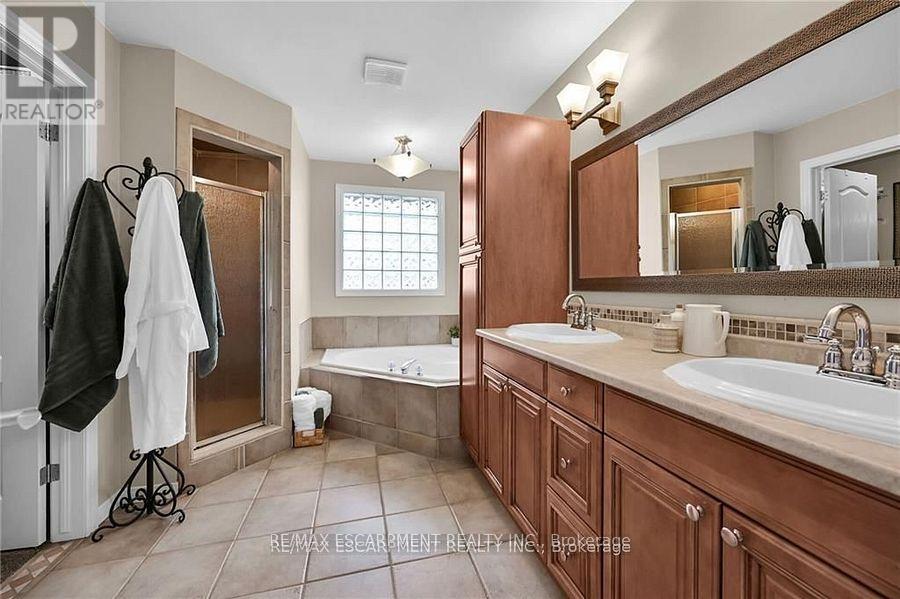 15 Pelham Drive, Hamilton (Meadowlands), Ontario  L9K 1L4 - Photo 30 - X12446850