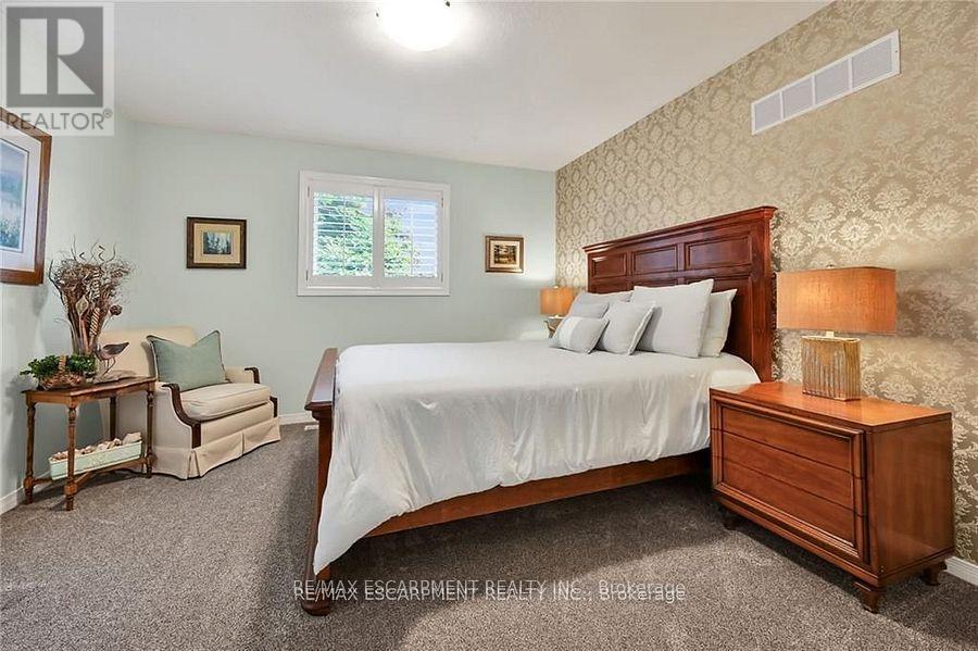 15 Pelham Drive, Hamilton (Meadowlands), Ontario  L9K 1L4 - Photo 31 - X12446850